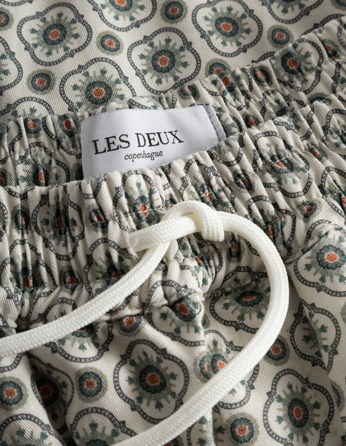 Les Deux - LES DEUX TAPESTRY SHORTS IN IVORY / LIGHT JADE GREEN - Rent With Thred